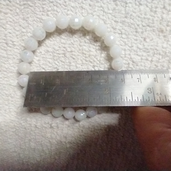 White faceted beaded stretch bracelet - Picture 2 of 2